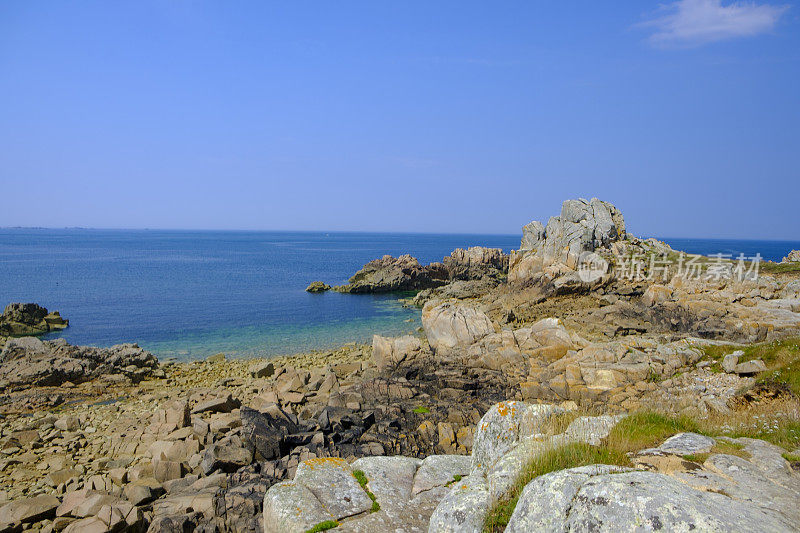 在法国布列塔尼Côtes d'Armor的Bréhat岛海湾在夏天